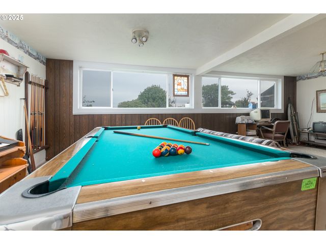 1332 BAYVIEW St, North Bend, OR 97459