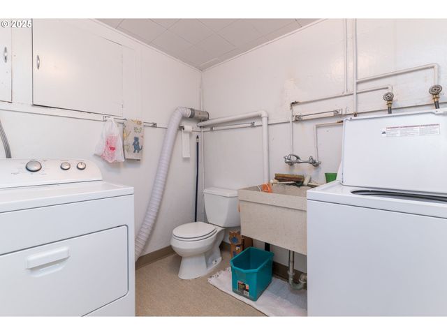 1332 BAYVIEW St, North Bend, OR 97459