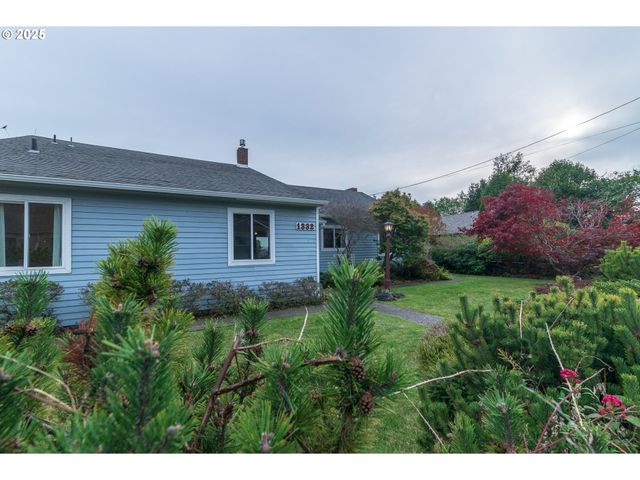 1332 BAYVIEW St, North Bend, OR 97459