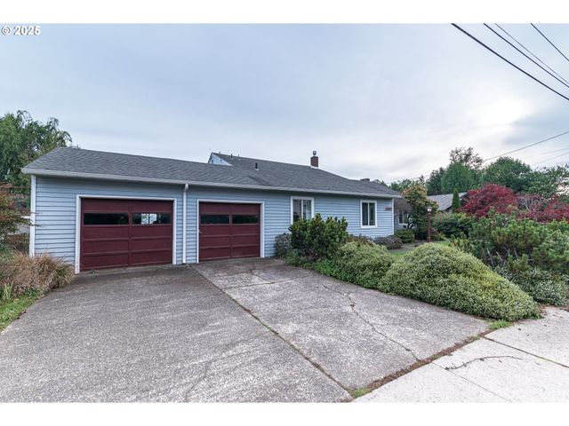 1332 BAYVIEW St, North Bend, OR 97459