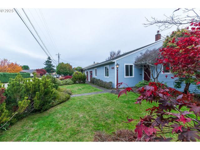 1332 BAYVIEW St, North Bend, OR 97459