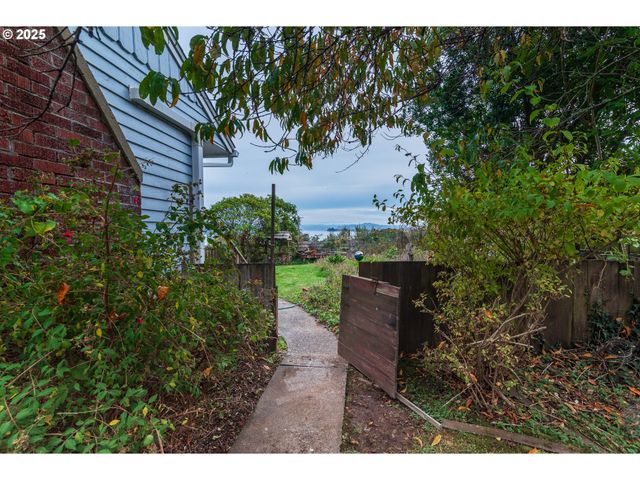 1332 BAYVIEW St, North Bend, OR 97459