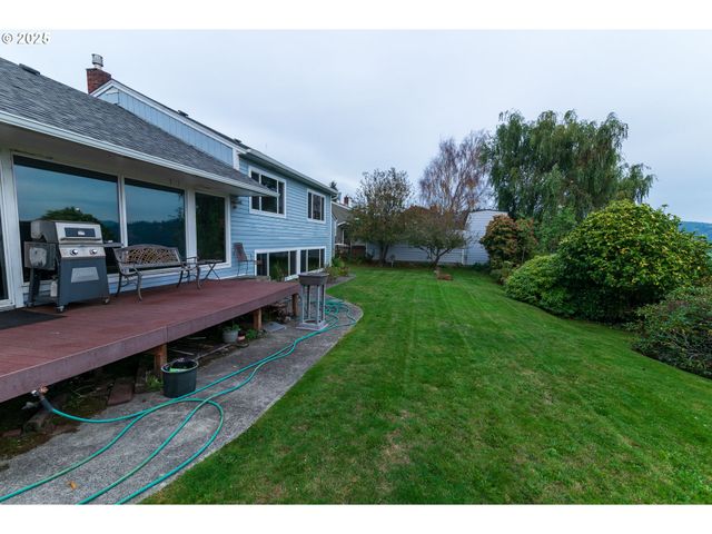 1332 BAYVIEW St, North Bend, OR 97459