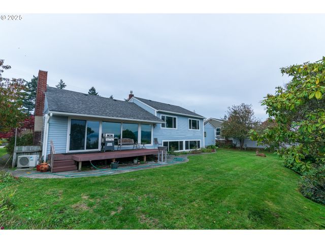 1332 BAYVIEW St, North Bend, OR 97459