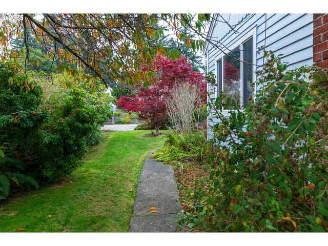 1332 BAYVIEW St, North Bend, OR 97459