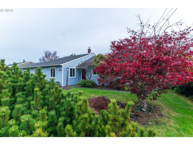 1332 BAYVIEW St, North Bend, OR 97459