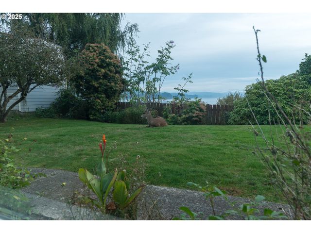 1332 BAYVIEW St, North Bend, OR 97459