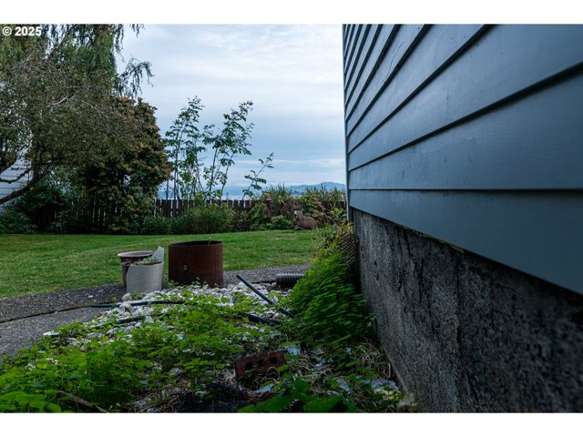 1332 BAYVIEW St, North Bend, OR 97459