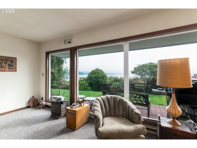 1332 BAYVIEW St, North Bend, OR 97459