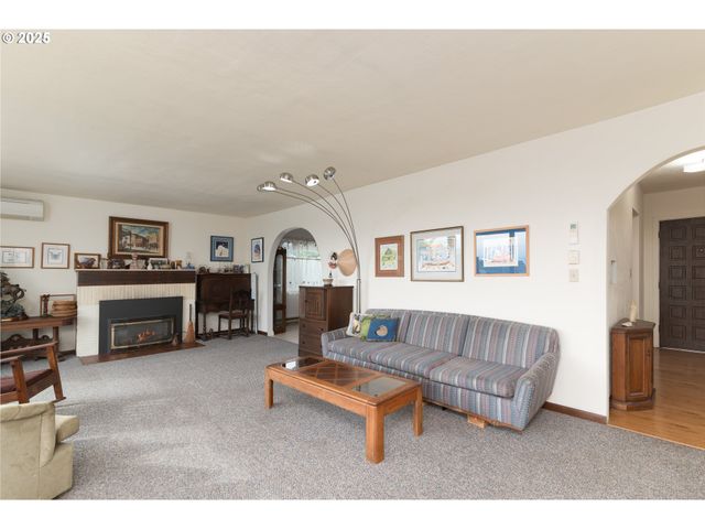 1332 BAYVIEW St, North Bend, OR 97459