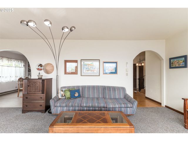 1332 BAYVIEW St, North Bend, OR 97459