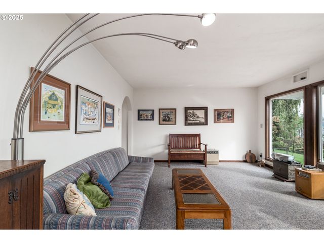 1332 BAYVIEW St, North Bend, OR 97459