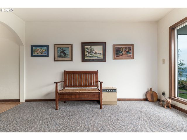 1332 BAYVIEW St, North Bend, OR 97459