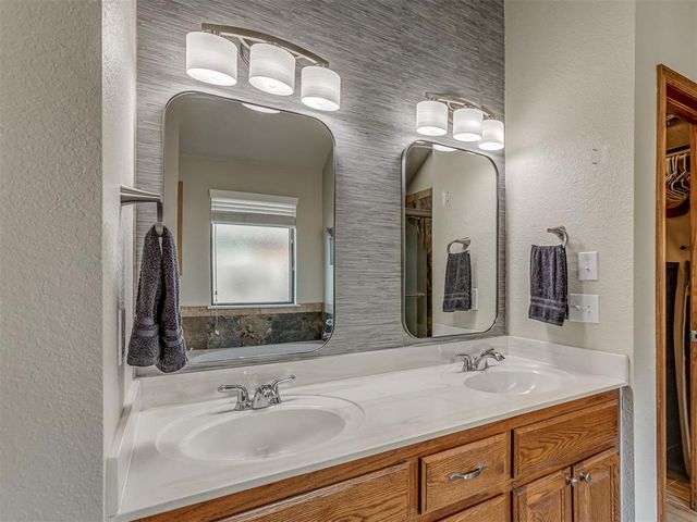 609 N Ponderosa Way, Mustang, OK 73064