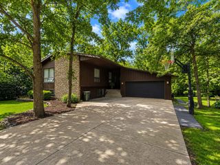 3130 Scenicwood Lane, Woodridge, IL 60517
