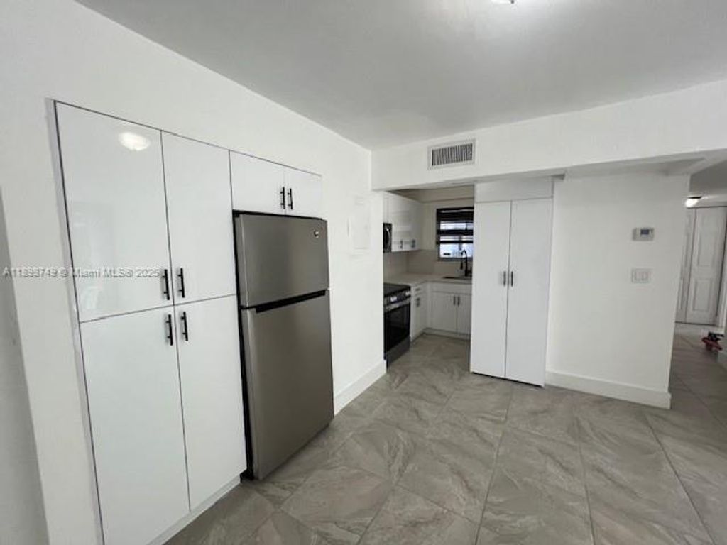 210 Fontainebleau Blvd 411, Miami, FL 33172
