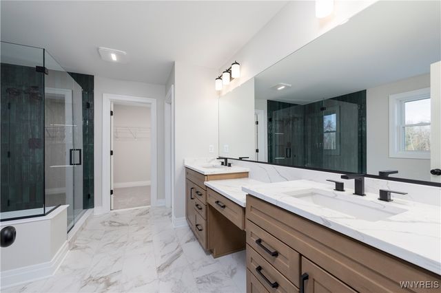 160 SandyWood Circle, Grand Island, NY 14072