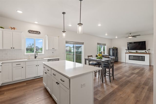 1025 Gray Avenue, Waukee, IA 50263