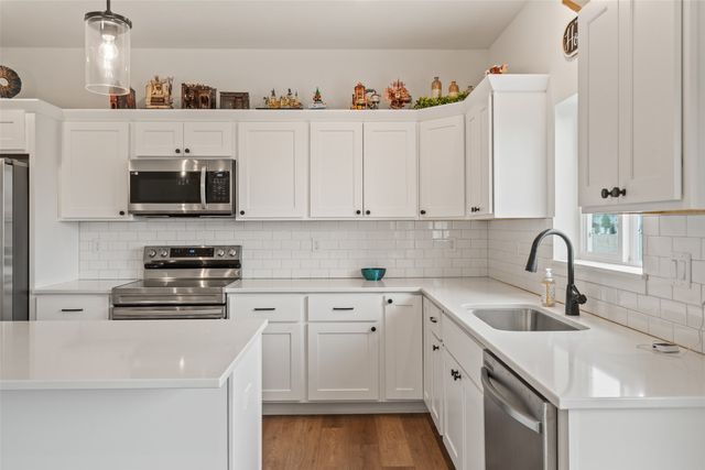 1025 Gray Avenue, Waukee, IA 50263