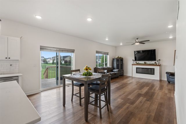 1025 Gray Avenue, Waukee, IA 50263