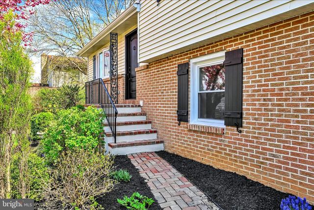 902 SUELLEN DR, Reading, PA 19605