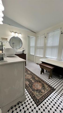 636 Franklin, La Grange, TX 78945