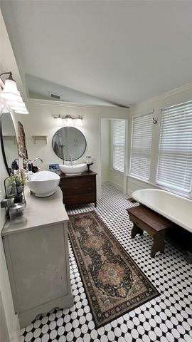 636 Franklin, La Grange, TX 78945