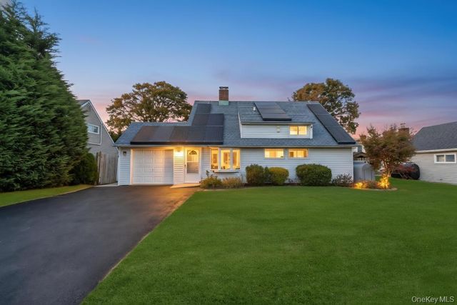 9 Redwood Lane, Levittown, NY 11756