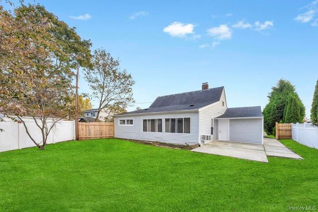 9 Redwood Lane, Levittown, NY 11756