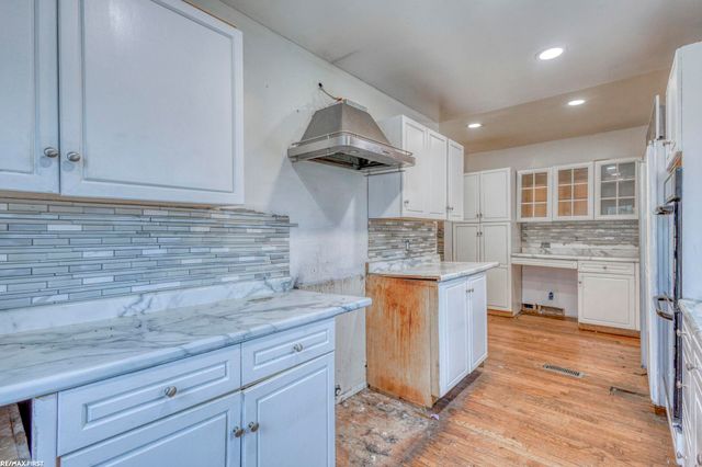 42550 La Croix St Street, Clinton Twp, MI 48036
