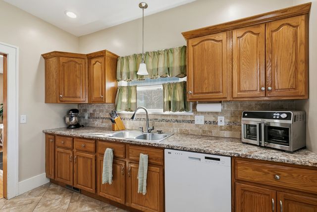 1734 N Howell Street, Davenport, IA 52804