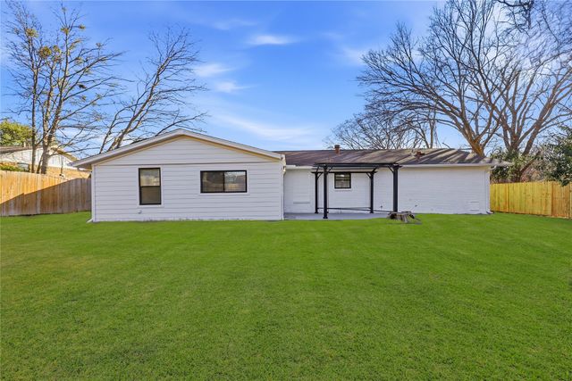 8004 Ferndale Drive, Benbrook, TX 76116