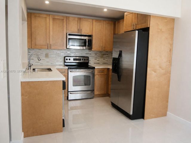 454 NE 210th Circle Terrace 202-7B, Miami, FL 33179