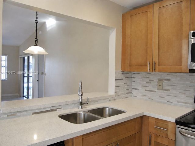 454 NE 210th Circle Terrace 202-7B, Miami, FL 33179
