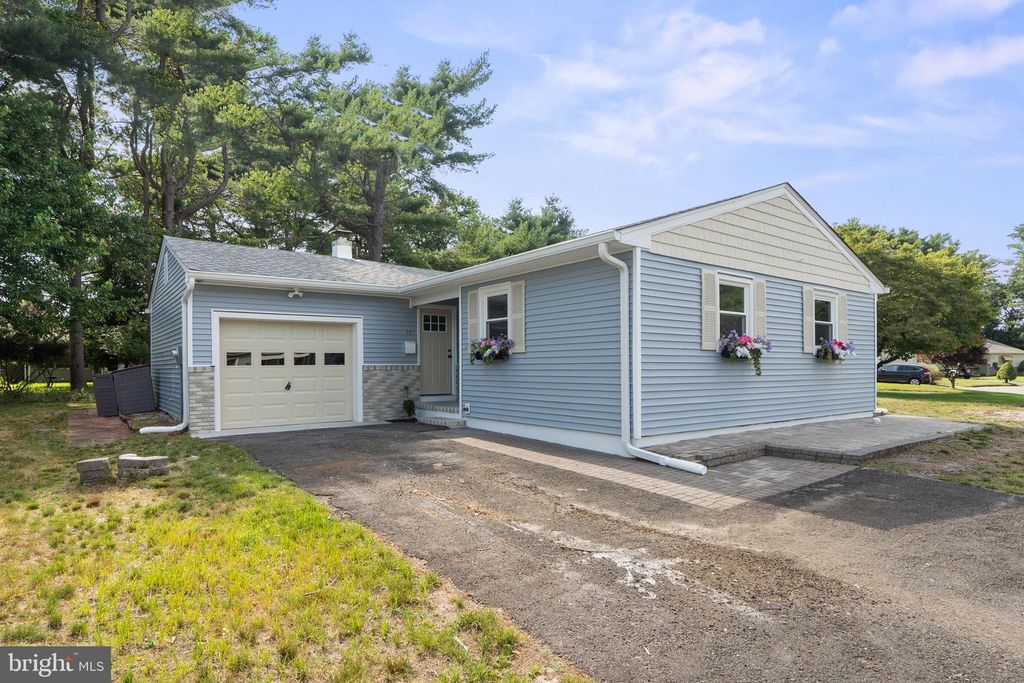 15 BRIAN CT, Toms River, NJ 08757