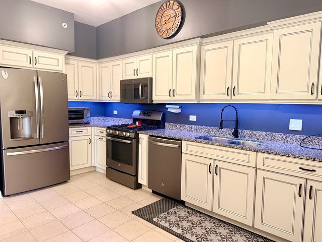 9730 Koch Court 2F, Orland Park, IL 60467