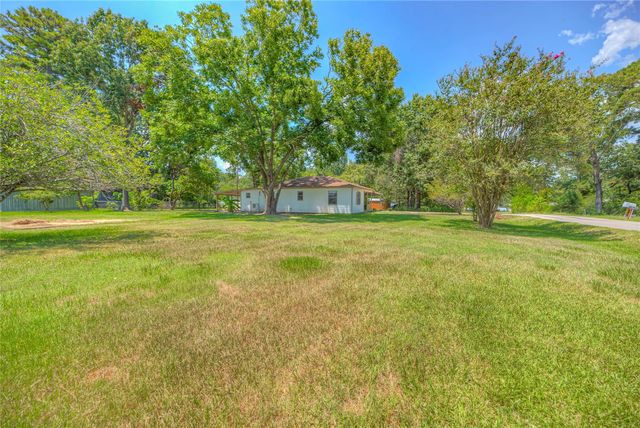 305 Oak Ridge Drive, Onalaska, TX 77360