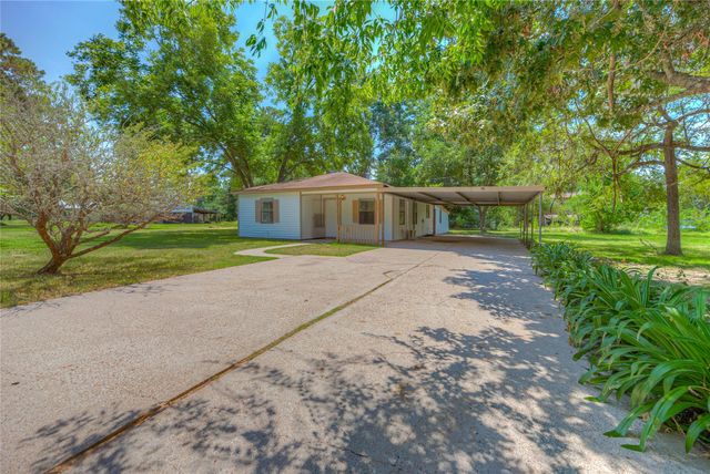 305 Oak Ridge Drive, Onalaska, TX 77360