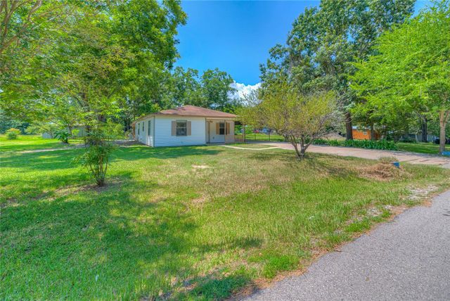 305 Oak Ridge Drive, Onalaska, TX 77360