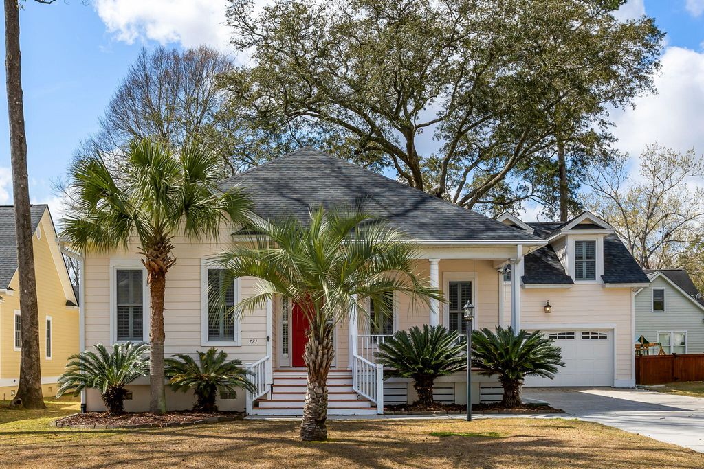 Image 4 of property listing at 721 Hunt Club Run, Charleston, SC 29414
