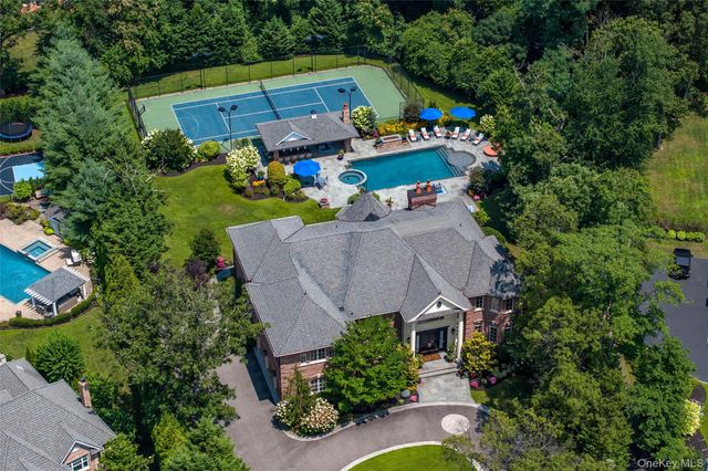 5 Kodiak Drive, Woodbury, NY 11797