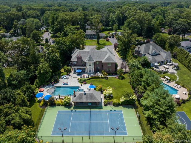 5 Kodiak Drive, Woodbury, NY 11797