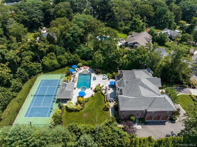 5 Kodiak Drive, Woodbury, NY 11797