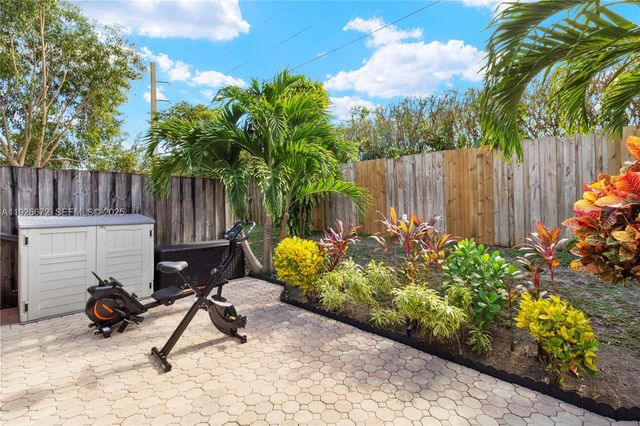 1056 E Lakes Dr, Deerfield Beach, FL 33064