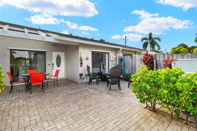 1056 E Lakes Dr, Deerfield Beach, FL 33064