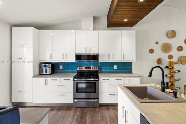 1056 E Lakes Dr, Deerfield Beach, FL 33064