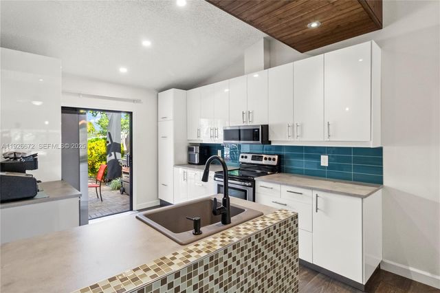 1056 E Lakes Dr, Deerfield Beach, FL 33064