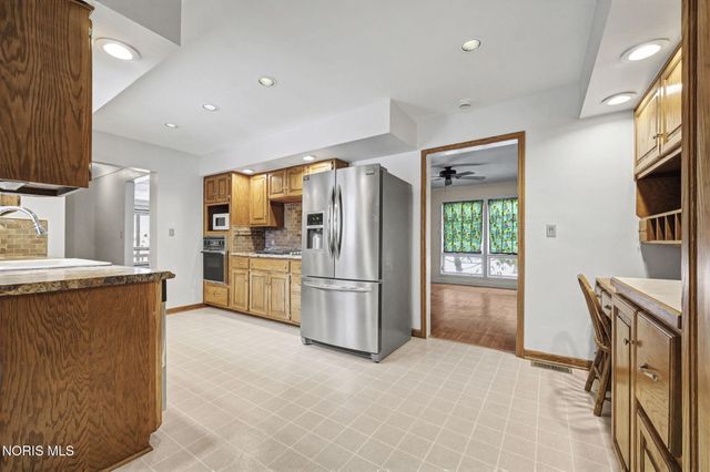 1421 Conneaut Avenue, Bowling Green, OH 43402