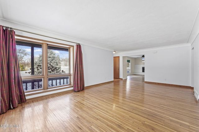 1421 Conneaut Avenue, Bowling Green, OH 43402