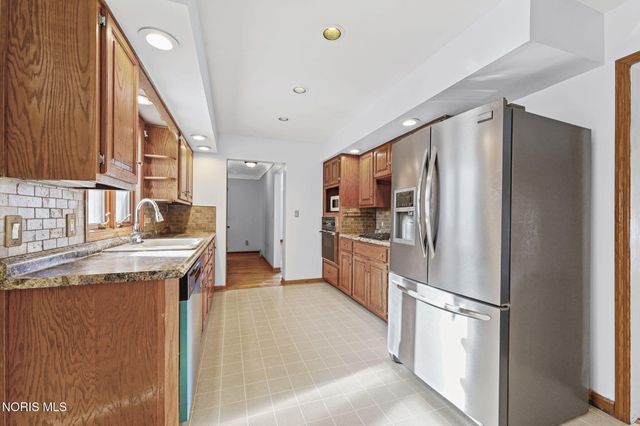 1421 Conneaut Avenue, Bowling Green, OH 43402